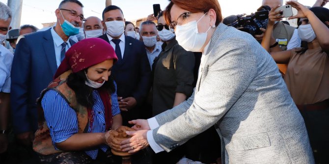 Meral Akşener, Nevşehir’de vatandaşla tek tek konuştu