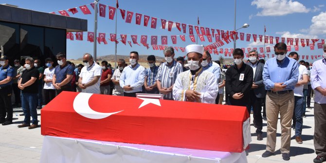 Kalp krizinden ölen polis memuru, Sivas'ta toprağa verildi
