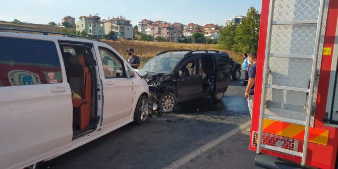Tekirdağ'da minibüs ile hafif ticari araç çarpıştı: 10 yaralı