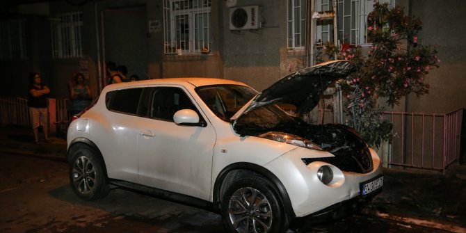 Kundaklama iddiası! İstanbul'da park halindeki otomobil yandı