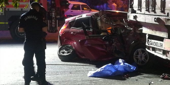 İzmir'de otomobil  TIR dorsesine çarptı! 1 ölü ve yaralı