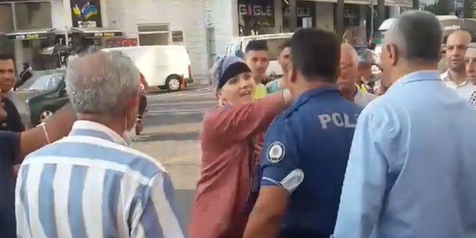 Atatürk'ü sevmiyorum diye bağıran iki kadını polis gözaltına alınca halk polisi alkış yağmuruna tuttu