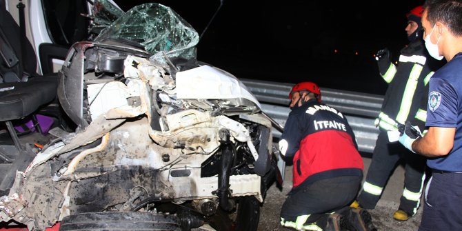 Manisa'da iki kamyon çarpıştı! Hurdaya dönen kamyonda 1 kişi yaralandı