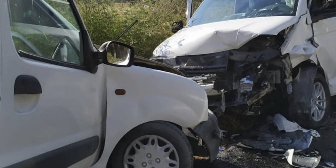 İzmir'de araçlar kafa kafaya çarpıştı!1 ölü 6 yaralı