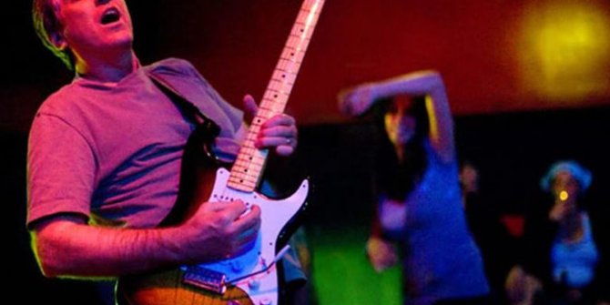 Red Hot Chilli Peppers'ın eski gitaristi Jack Sherman hayatını kaybetti