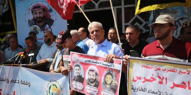 Hapishanelerde açlık grevi yapan Filistinlilere destek gösterisi