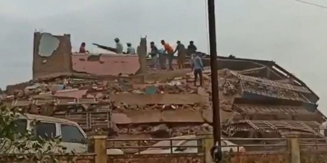Hindistan'da bina çöktü! En az 90 kişi enkaz altında