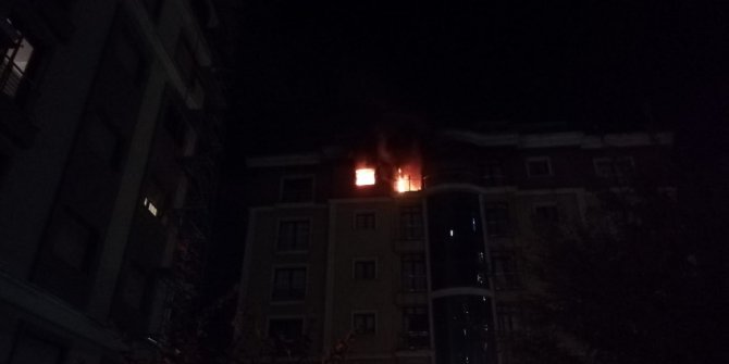 Başakşehir'de site içindeki daire cayır cayır yandı