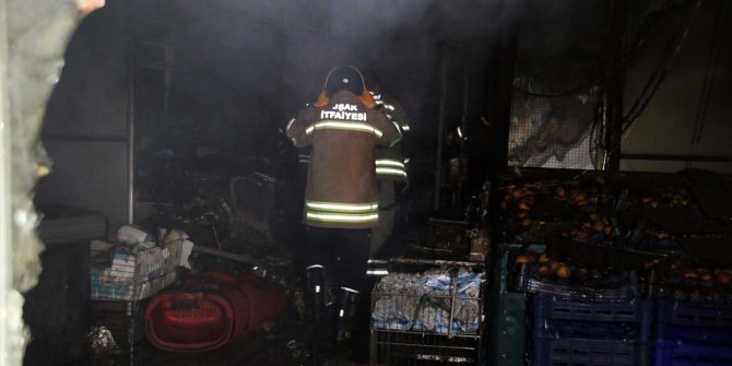 Uşak'ta bir market çıkan yangınla kül oldu