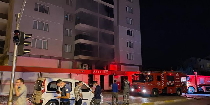Uşak'ta alışveriş merkezindeki yangın panik yarattı! Binalar tahliye edildi