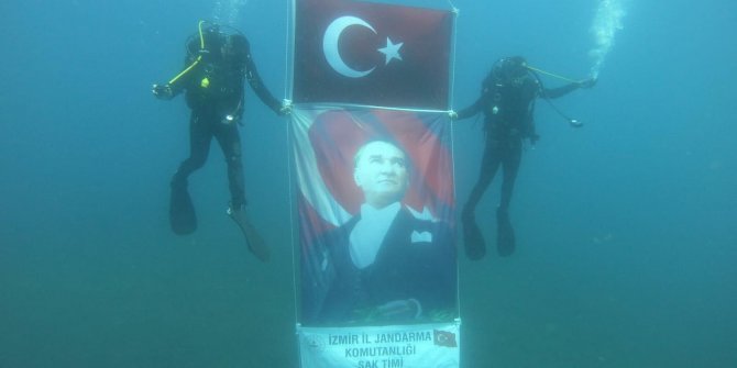 Denizin derinliklerinde Atatürk posteri