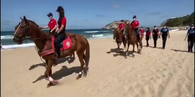 Şile sahillerinde atlı polis birlikleriyle sosyal mesafe denetimi