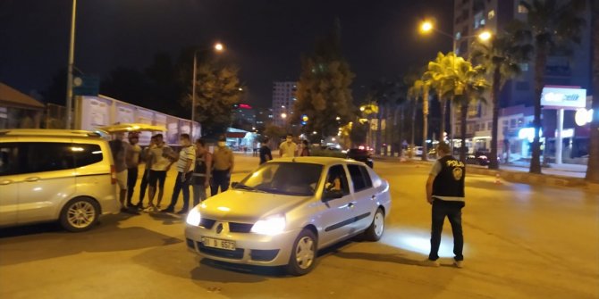Adana'da sürücü uygulama noktasına girmek istemedi! Polis motosikletine çarpıp kaçtı
