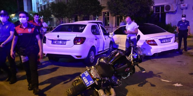 İzmir'de polis motosikleti ile otomobil çarpıştı! 2 polis yaralandı