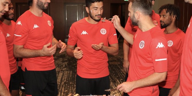 Antalyaspor'da Nuri Şahin'e doğum günü kutlaması