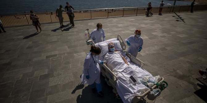 İspanya'da yoğun bakımdaki korona hastalarına plajda 'güneş banyosu' tedavisi