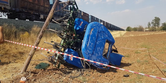 Tren traktörü 25 metre sürükledi! Elazığ'da yürekler ağza geldi