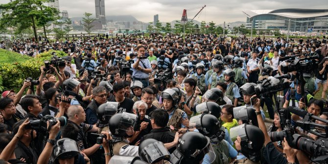 Hong Kong'da Yasama Konseyi seçimlerinin ertelenmesi protesto edildi