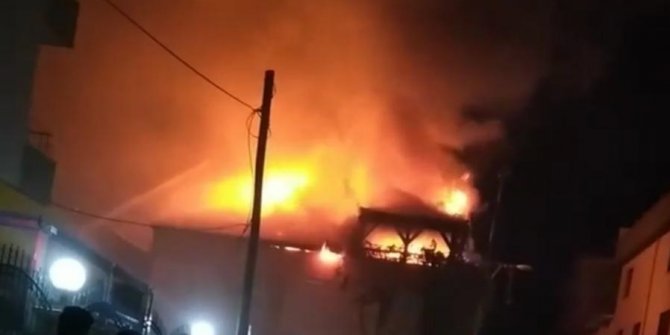 Bursa'da teras yangını mahalleliyi sokağa döktü