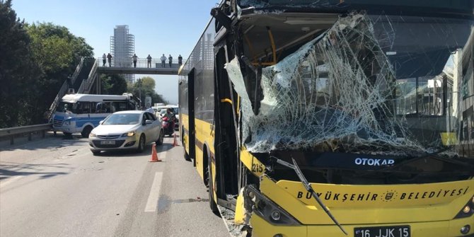 Halk otobüsü yolcu minibüsüne çarptı: 10 yaralı