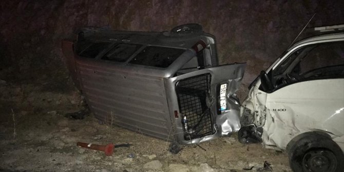 Gaziantep'te 3 otomobil ve kamyon çarpıştı! 2'si çocuk 4 kişi öldü