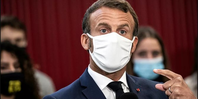 Macron, salgın tedbirlerini anlatırken maskesini çıkarıp defalarca öksürdü