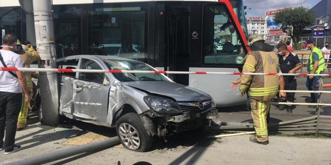 İstanbul'da tramvay otomobili biçti: 1 yaralı