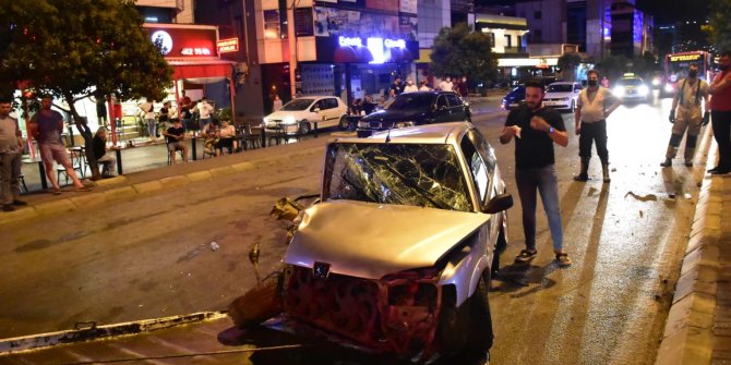 İzmir'de otomobil demir yığınına döndü! Kadın sürücü yara almadan kurtuldu
