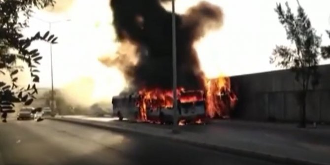 İzmir'de hareket halindeyken belediye otobüsü yandı! Patlama panik yarattı