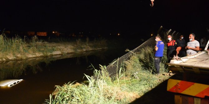 Aydın'da  kamyonet sulama kanalına devrildi! İki yaralı