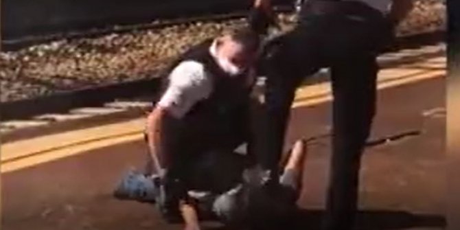 Fransız polisi turistin kafasını ayaklarıyla paspas yaptı! İnsanlık dışı gözaltı