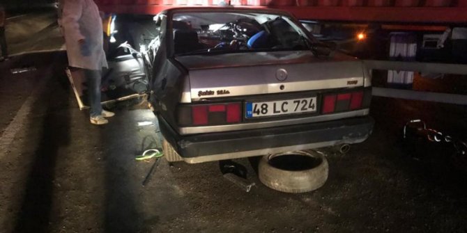 Muğla'da feci kaza! Otomobil TIR'ın altına girdi