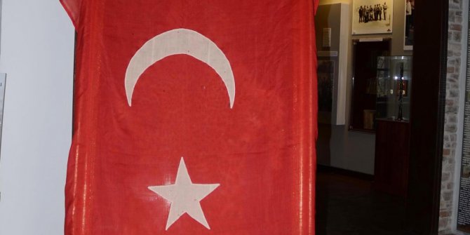 Anzak askerinin aldığı 100 yıllık Türk Bayrağı yurda döndü