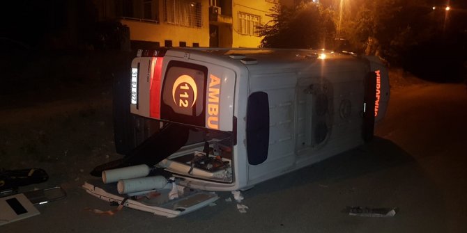 Hatay'da hasta taşıyan ambulans devrildi! 3 yaralı