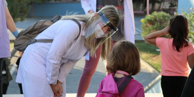Koronaya rağmen yüz yüze eğitim başladı: Aileler çocuklarını böyle getirdi