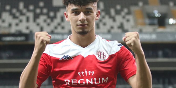 Antalyaspor'un genç yıldızından tarihi gol