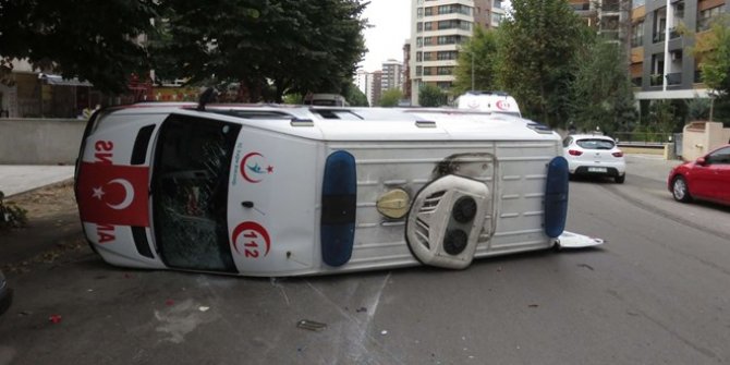 Kadıköy'de ambulans devrildi: 4 yaralı