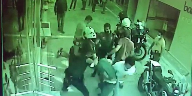Maske denetiminde ortalık karıştı: Kimlik isteyen polise saldırdılar