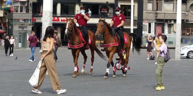Taksim’de atlı polislerden korona denetimi