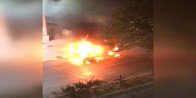 İstanbul Bayrampaşa'da otomobil cayır cayır yandı