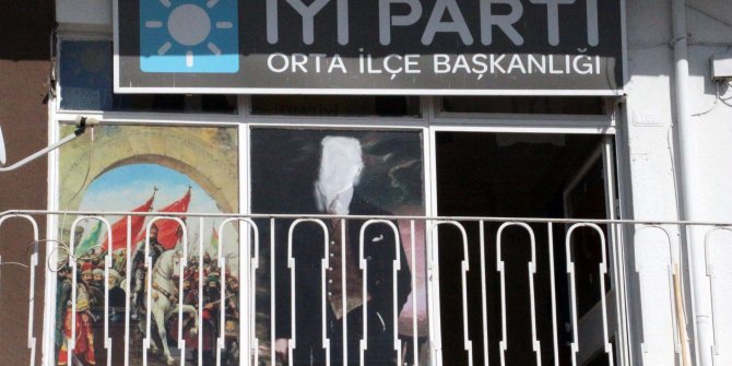 Atatürk posterine çirkin saldırıya tepki