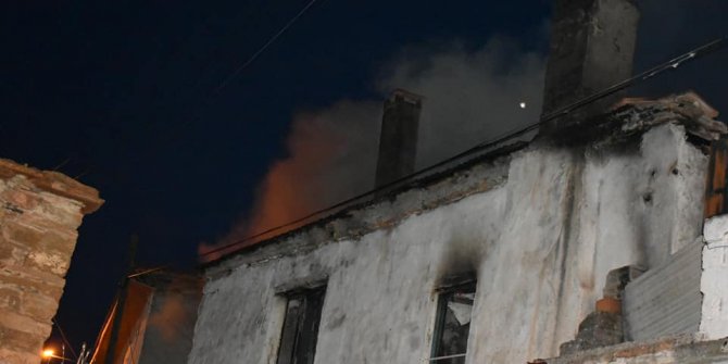 Aydın'da alevli gece! Ahşap evde çıkan yangında 3 kişi yaralandı