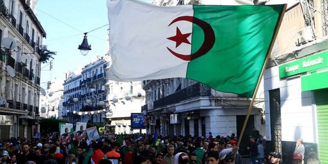 Cezayir'de okullar kademeli olarak açılacak