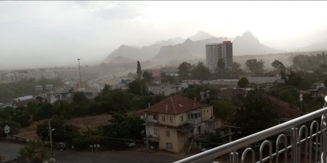Antalya'da toz fırtınası vatandaşlara zor anlar yaşattı