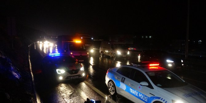İstanbul- Kocaeli arası TEM otoyolunda toprak kaydı, trafik kuyruğu uzadıkça uzadı
