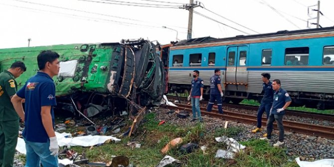 Tayland'da tren otobüse çarptı: 17 ölü, 30 yaralı