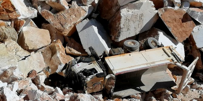 Muğla'da hafriyat kamyonu devrildi, sürücü öldü