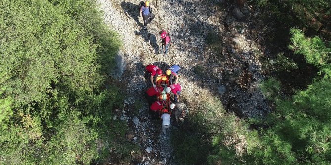 Bursa’da 15 metre yükseklikten düşen dağcı mahsur kaldı. 16 kişilik ekip kurtardı, işte o anlar