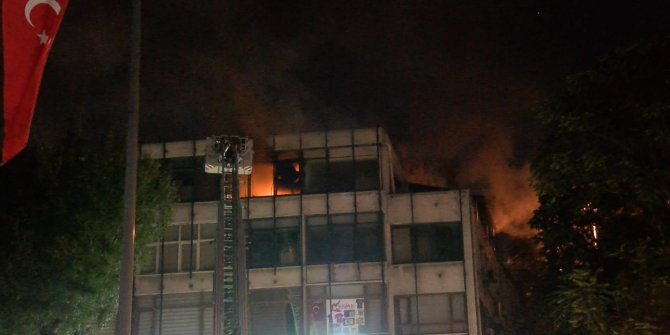 Fatih'te 4 katlı binanın 4'üncü katında çıkan yangın mahalleliyi korkuttu
