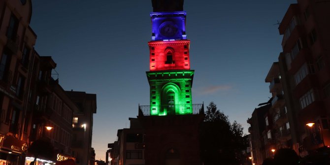 Çanakkale’nin tarihi saat kulesi Azerbaycan bayrağı renklerine büründü